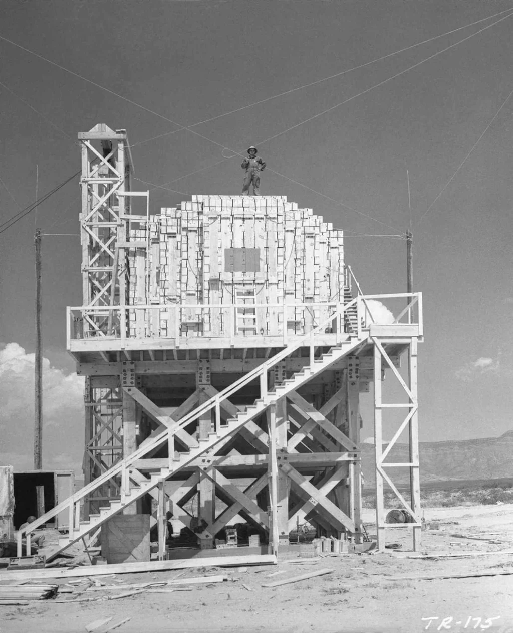 Test Trinity, FOTO: <a href="https://commons.wikimedia.org/wiki/File:Trinity_Test_-_100_Ton_Test_-_High_Explosive_Stack_001.jpg">Courtesy of US Defense Threat Reduction Agency</a>, Public domain, via Wikimedia Commons