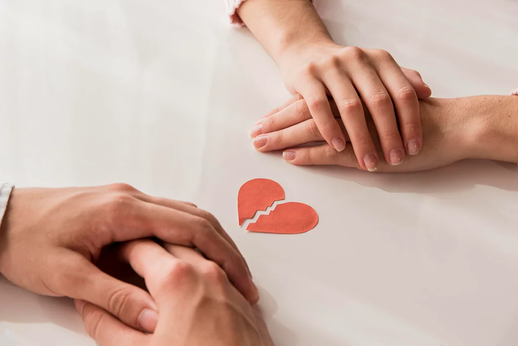 Fotografie rukou muže a ženy symbolizující konec vztahu