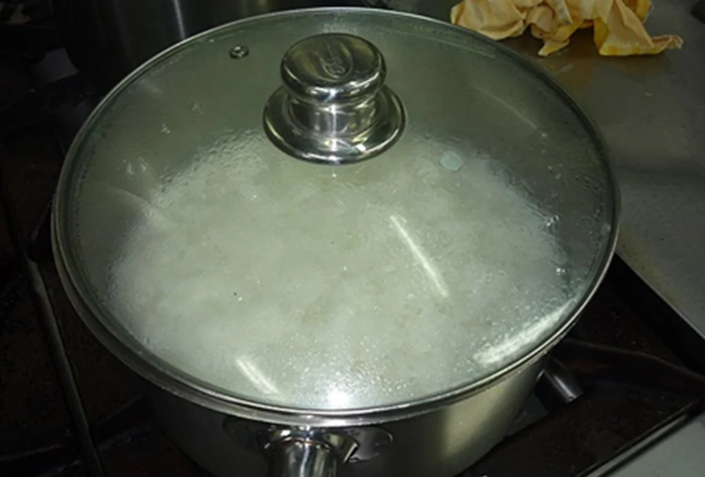 Obrázek k článku: Zapomeňte na lepivou hmotu: triky na uvaření té nejlepší, dokonale sypké rýže!