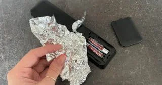 Nefunkční ovladač od TV se dá opravit kouskem alobalu