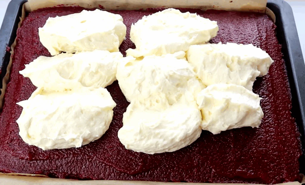 Navrch rovnoměrně naneseme smetanový krém.