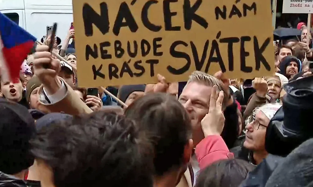 Filipa Turka na Národní třídě vítal nepříjemný transparent.