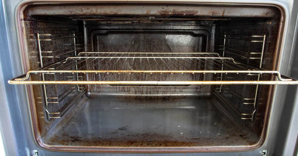 Vyčistit troubu pomocí octa je dost snadné