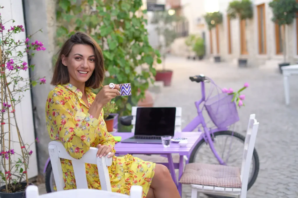 žena si popíjí kafe v uličkách Istanbulu