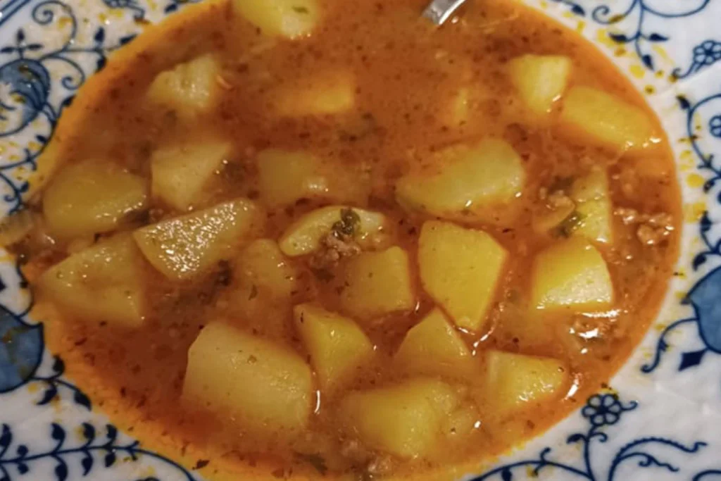 Obrázek receptu na Gulášovou polévku z mletého masa - teplé objetí ve lžíci