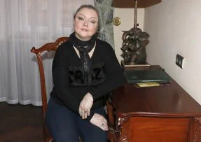 Dominika Gottová u stolu