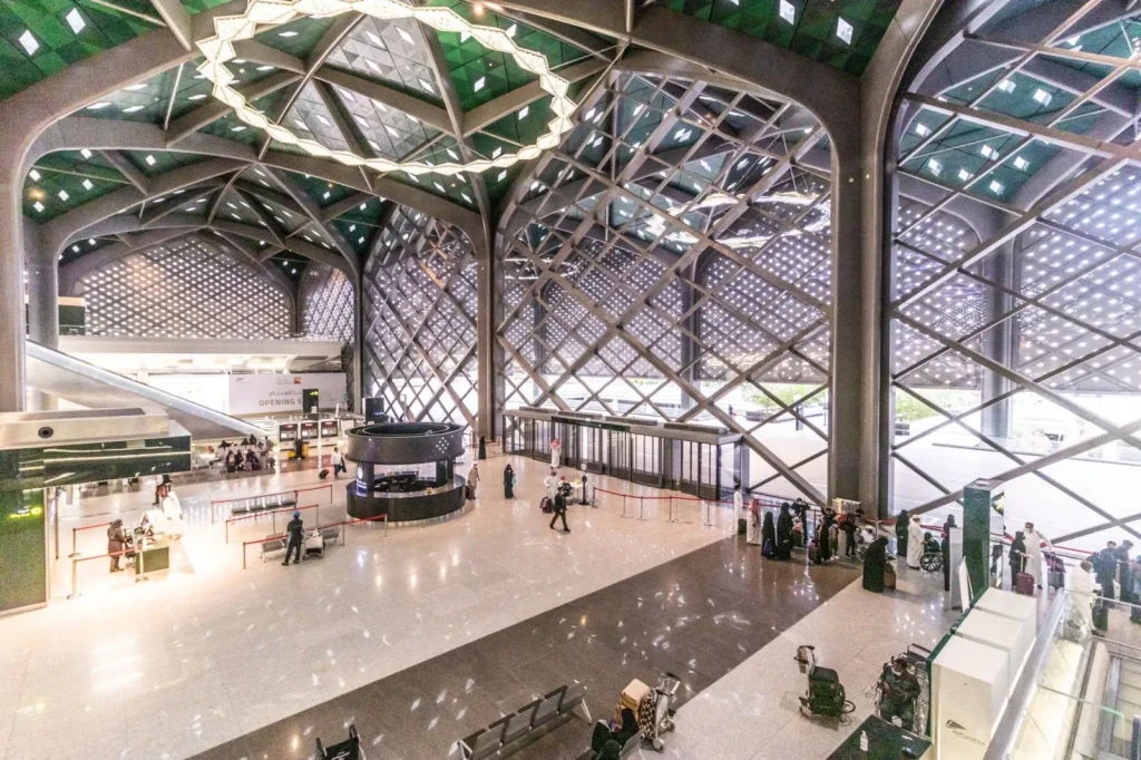 Vnitřní prostory jedné ze stanic. Jedná se o prostornou halu, vypadajíc moderně a s vysokými stropy.