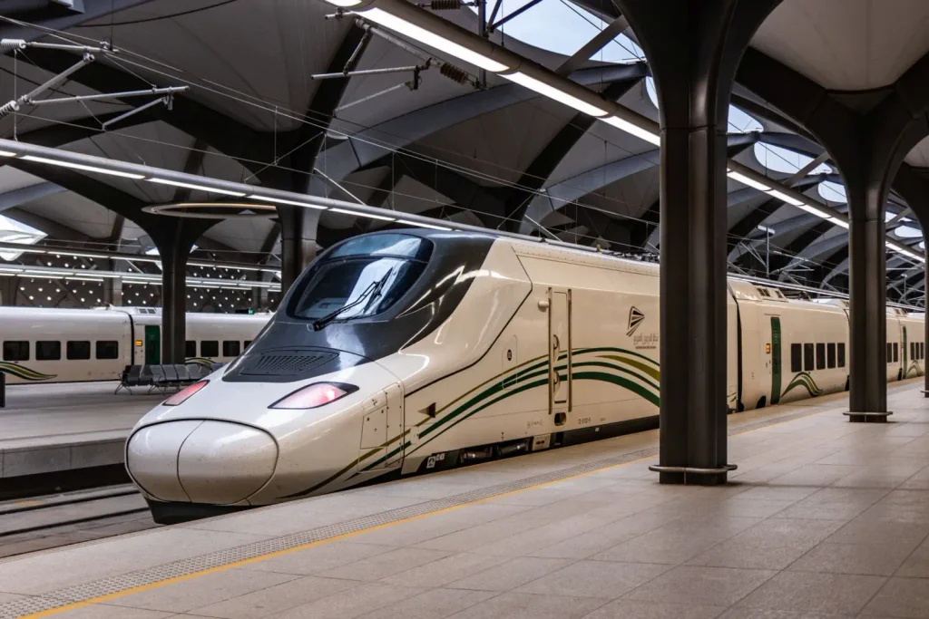 Moderní vysokorychlostní vlak v jedné ze stanic Haramainu.
