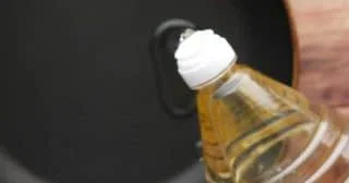 Část víčka od oleje, která by se nikdy neměla vyhazovat: Mnohým přijde zbytečná, má však důležité praktické využití