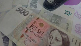 Tito čeští zaměstnanci dostanou v práci odměnu 12 000 Kč. Máte na peníze nárok i vy?