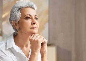 Starší žena s šedými vlasy