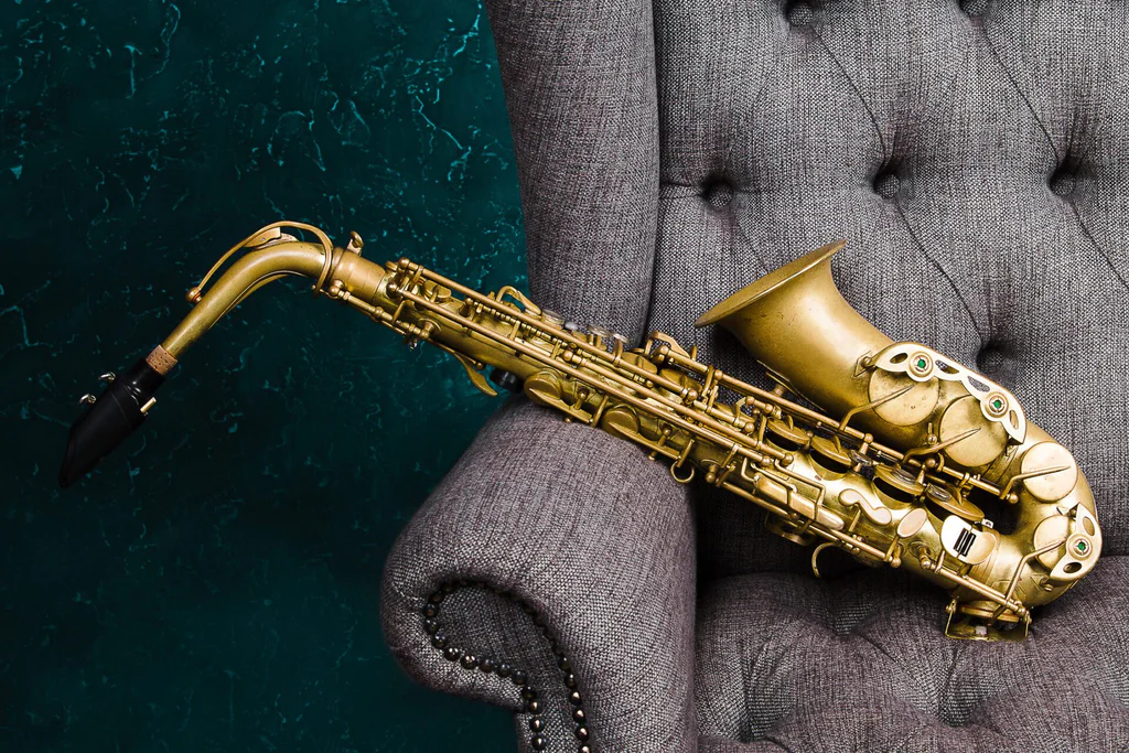 Saxofon vynalezl Adolphe Saxe, který byl však znevažován. 