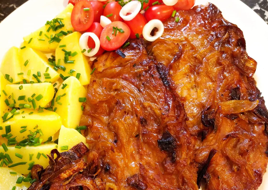 Zapečené vepřové plátky a k tomu rajčatový salátek