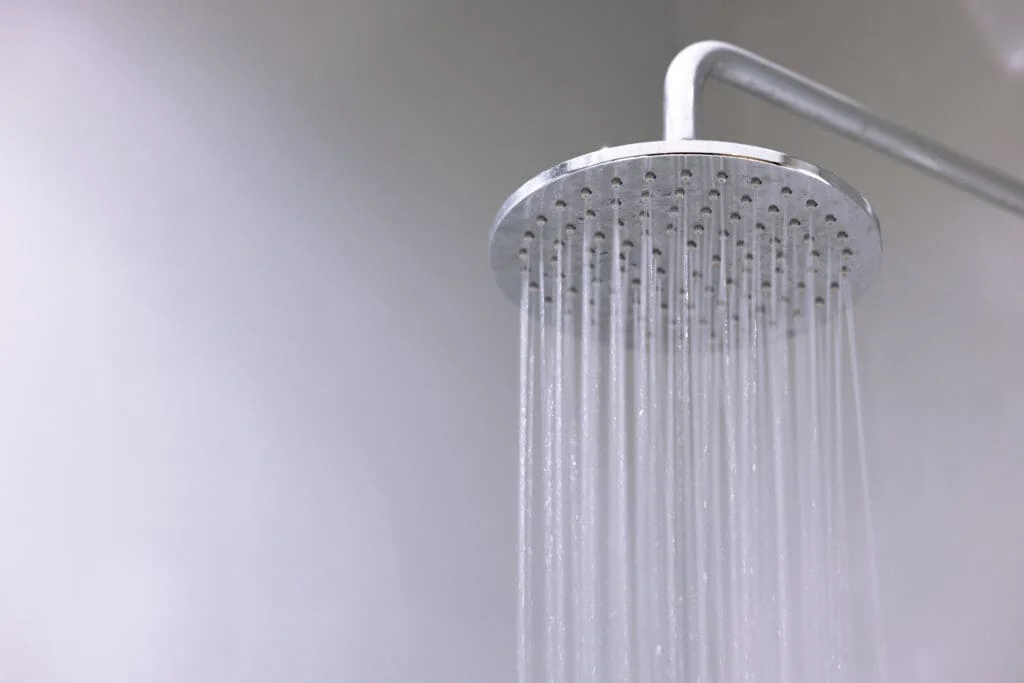 Váš gel na vlasy je pro plíseň jako večeře. A většina Čechů to vůbec neřeší