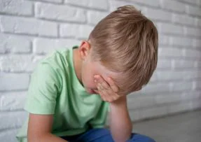 chlapec pláče
