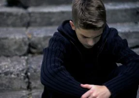 smutný chlapec na schodech