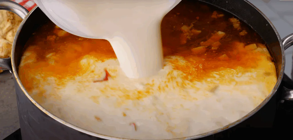 Nakonec vlijeme směs smetany a citronu smíchaného s horkou polévkou.