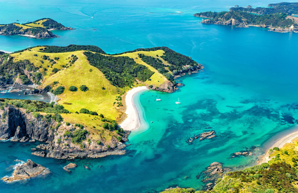 Letecký pohled na část zelených ostrovů a moře - Ostrov Waewaetorea, Záliv ostrovů, Severní ostrov, Nový Zéland, Oceánie