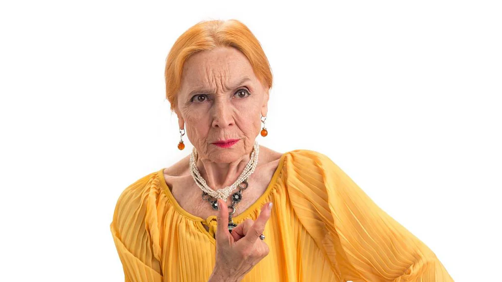 Rozzuřený důchodce jako kolorit obchoďáku. Proč se chodí lidé rozčilovat k akcím?