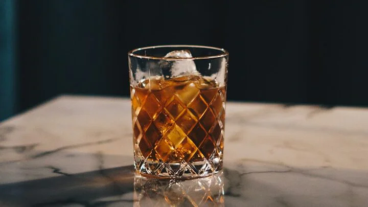 Alkohol škodí. I když pijete jen přes svátky