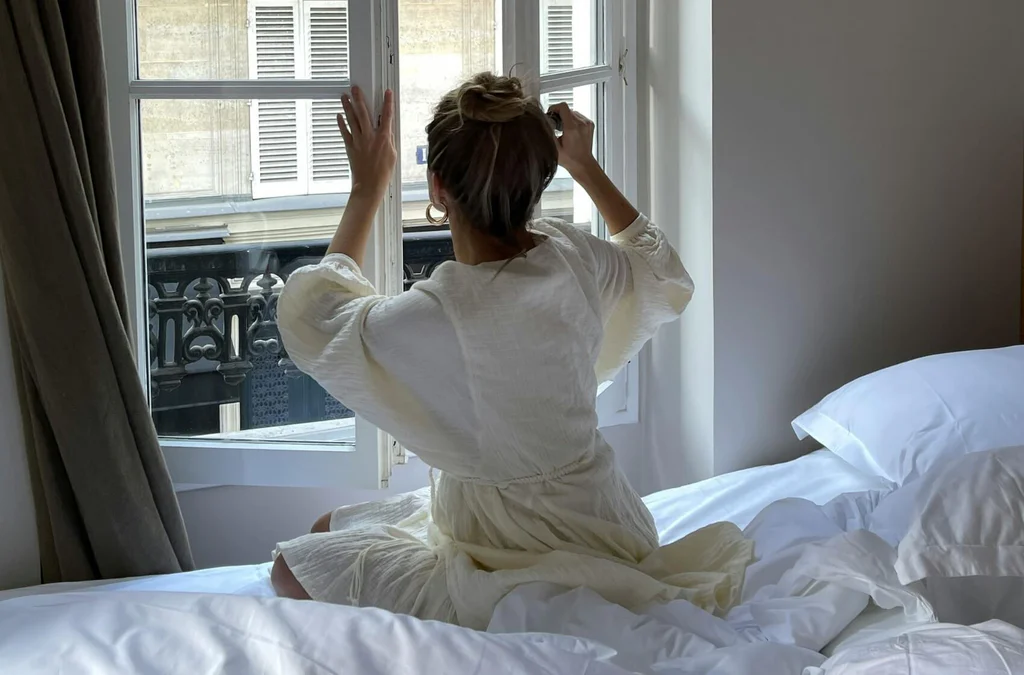 Žena sedící na posteli