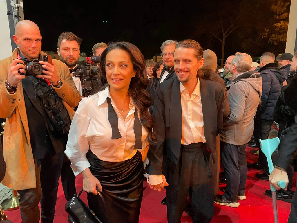 Stříbrná slavice Lucie Bílá dorazila v pánském obleku a se synem Filipem. Foto: Pavel Gwužď / Nextfoto