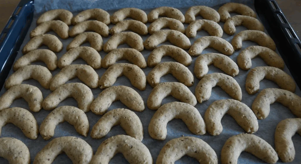 Rohlíčky upečeme a obalujeme ještě teplé.