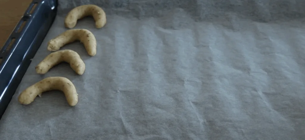 Rohlíčky tvarujeme a pokládáme na plech.