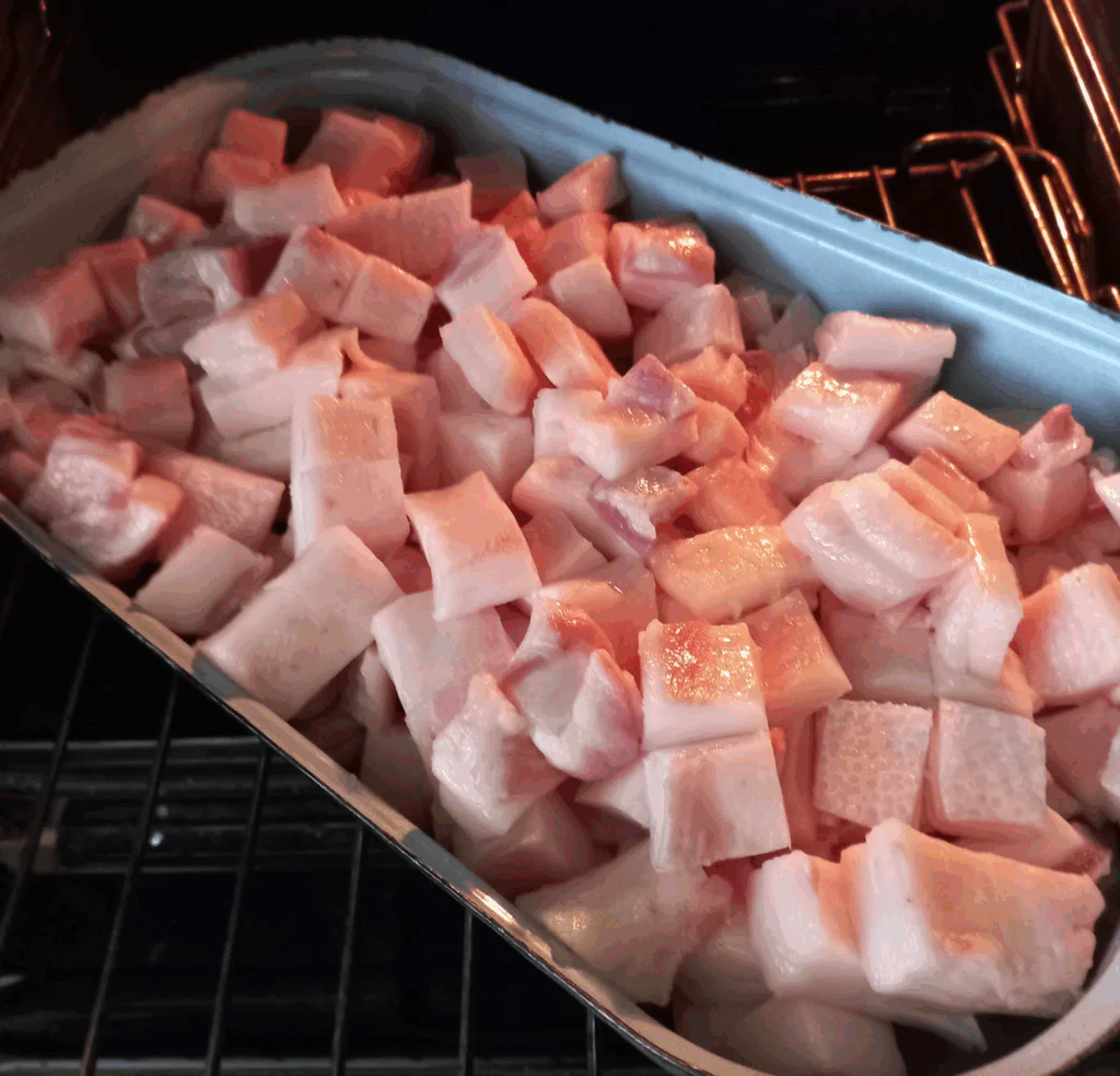 Syrové sádlo nakrájíme a necháme chvíli odležet.