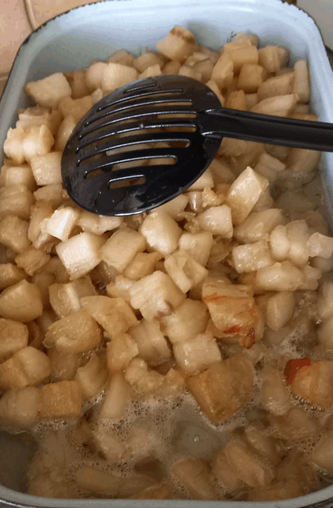 Zlatavé škvarky slijeme a podlijeme kapkou mléka.