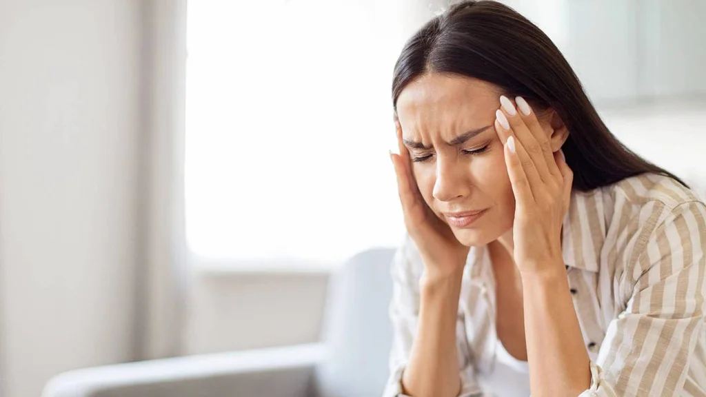 Vztahy váznou, spánek žádný, nálada pod psa. Ale hlavně že máte nabito na 100 %