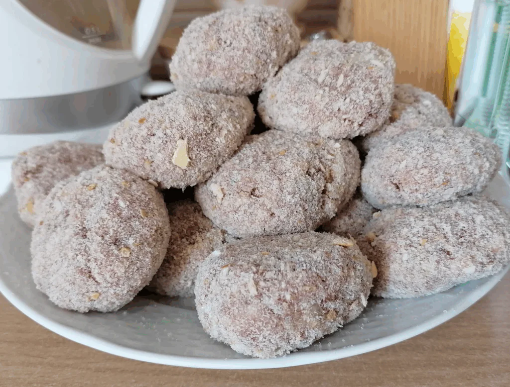 Tvarujeme karbanátky, které obalíme ve strouhance.