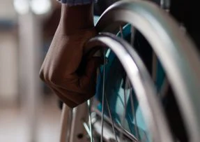 Ruka na kole vozíku