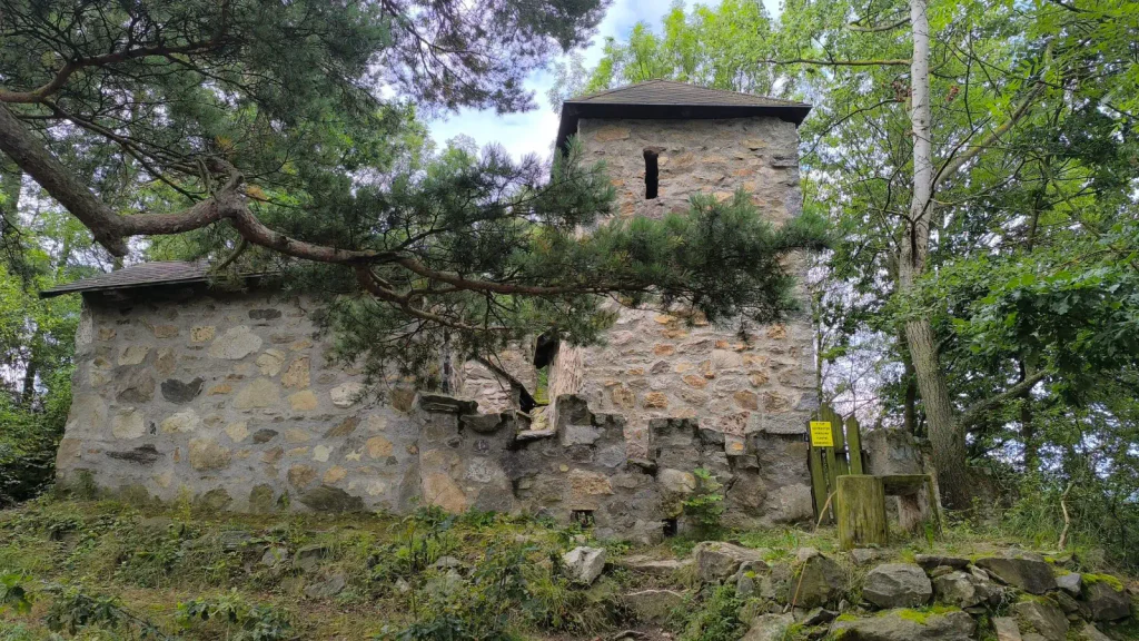 Nevede sem turistická cesta, přesto je hrad velmi oblíbený. 