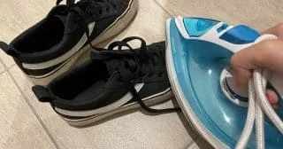 Popraskané špičky bot se dají zachránit. Díky žehličce budou opět jako nové