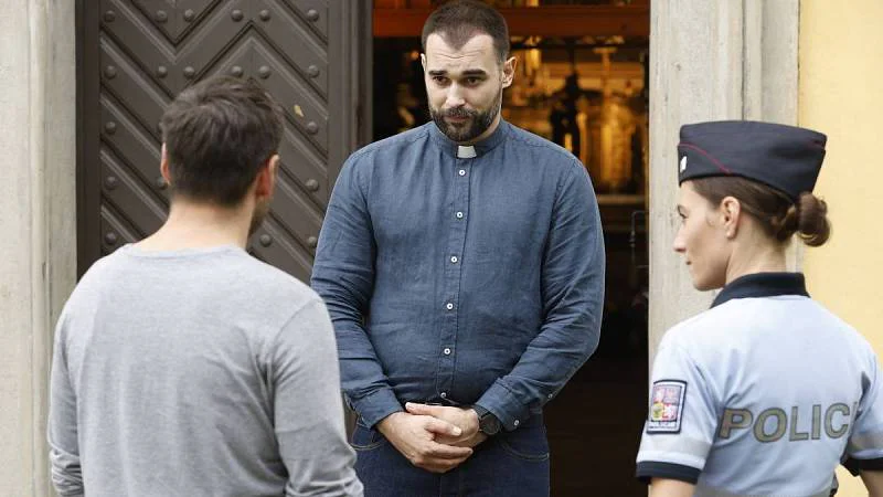 Lucie, Marek a farář před kostelem