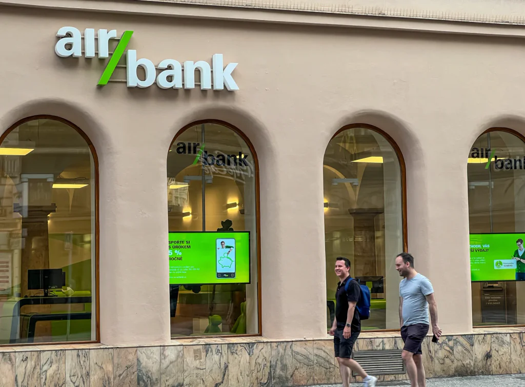 Bez varování jí zmizely peníze z účtu. Česká banka vysvětluje, proč s klientkou okamžitě skončila.