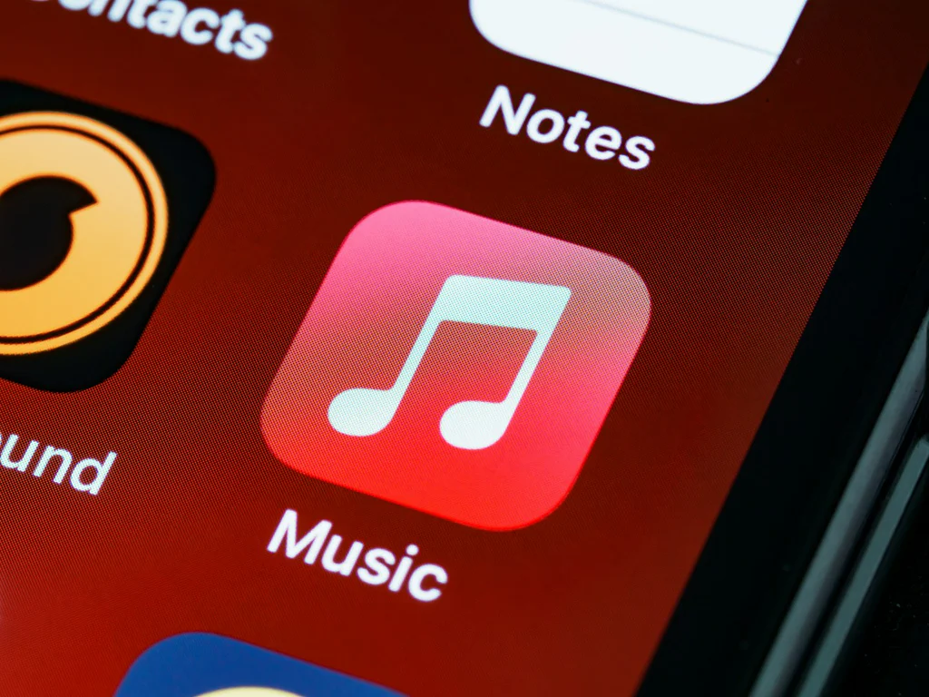 Apple předběhl Spotify: Letos slaví hudební rok s Replay 2025
