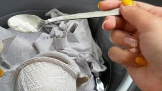 15 minut v roztoku se solí a zašedlé spodní prádlo bude znovu zářivě bílé. Podobný účinek má i mléko nebo kefír