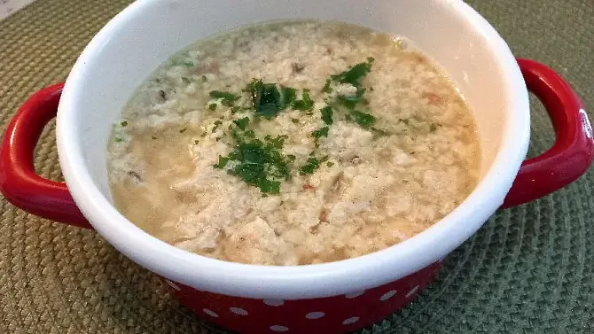 polévka v červeném hrnci