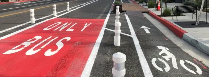 Autobusový a cyklopruh, Culver City, USA.