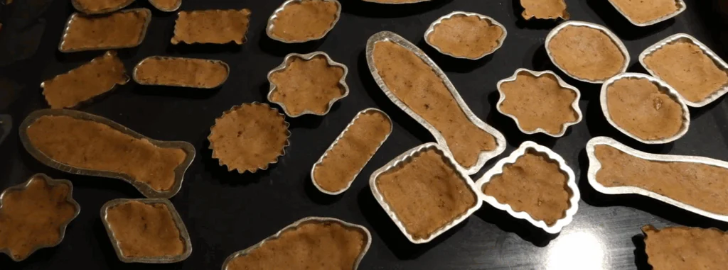 Těsto plníme do formiček a pečeme v troubě do růžova.