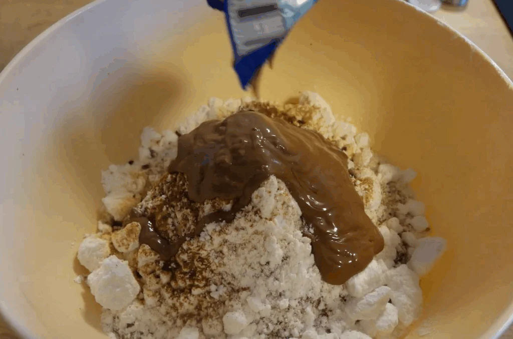 Ingredience smícháme a vypracujeme těsto, které necháme hodinu v lednici.