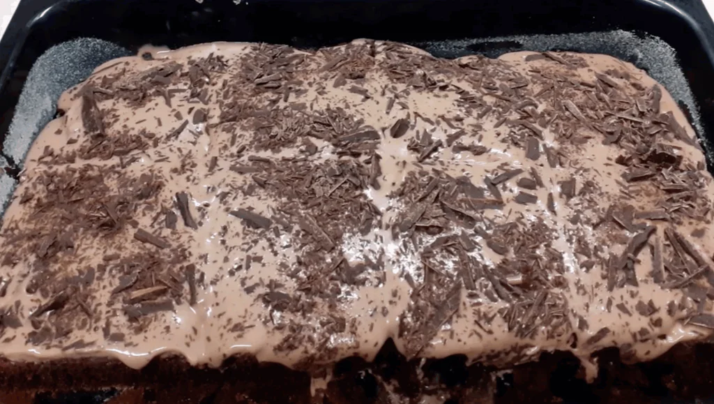 Obrázek k receptu na čokoládové řezy s jahodami a polevou