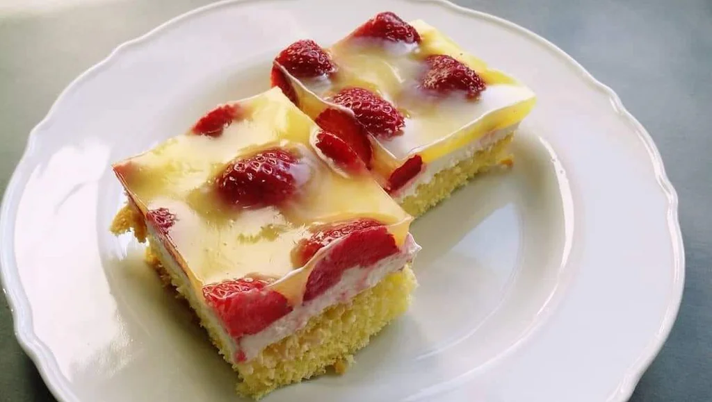 Obrázek receptu na Letní vitrínu vzpomínek: Jahodovou buchtu s tvarohově smetanovým krémem a želatinou z Vitacitu