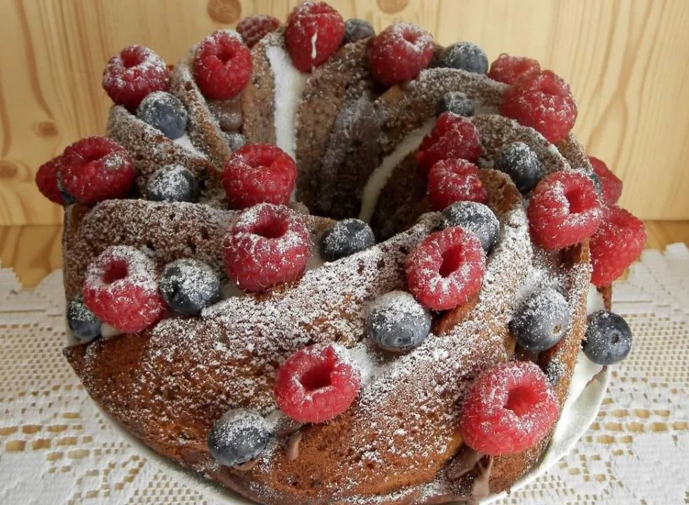 Obrázek receptu na čokoládovou bábovku s tvarohem a ovocem.