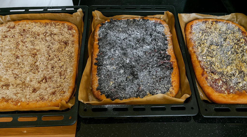 Kynuté koláče v obřím provedení na plechu