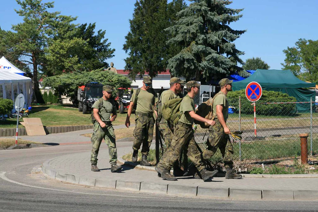 Vojáci, FOTO: <a href="https://commons.wikimedia.org/wiki/File:Hru%C5%A1ky_after_tornado_strike_2021-07-06_1397.jpg">This photo is a work by Martin Strachoň (Bazi).When reusing, please credit me as: Martin Strachoň / Wikimedia Commons. I would appreciate being notified if you use my work outside Wikimedia.Do not copy this image illegally by ignoring the terms of the license below, as it is not in the public domain.More of my work can be found in my personal gallery.čeština |English |slovenčina |русский |+/−</a>, <a href="https://creativecommons.org/licenses/by-sa/4.0">CC BY-SA 4.0</a>, via Wikimedia Commons