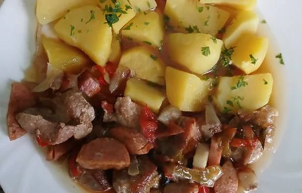 Připravte si špízy, které jsou bez špejlí. Do pekáčku, rychle a snadno.