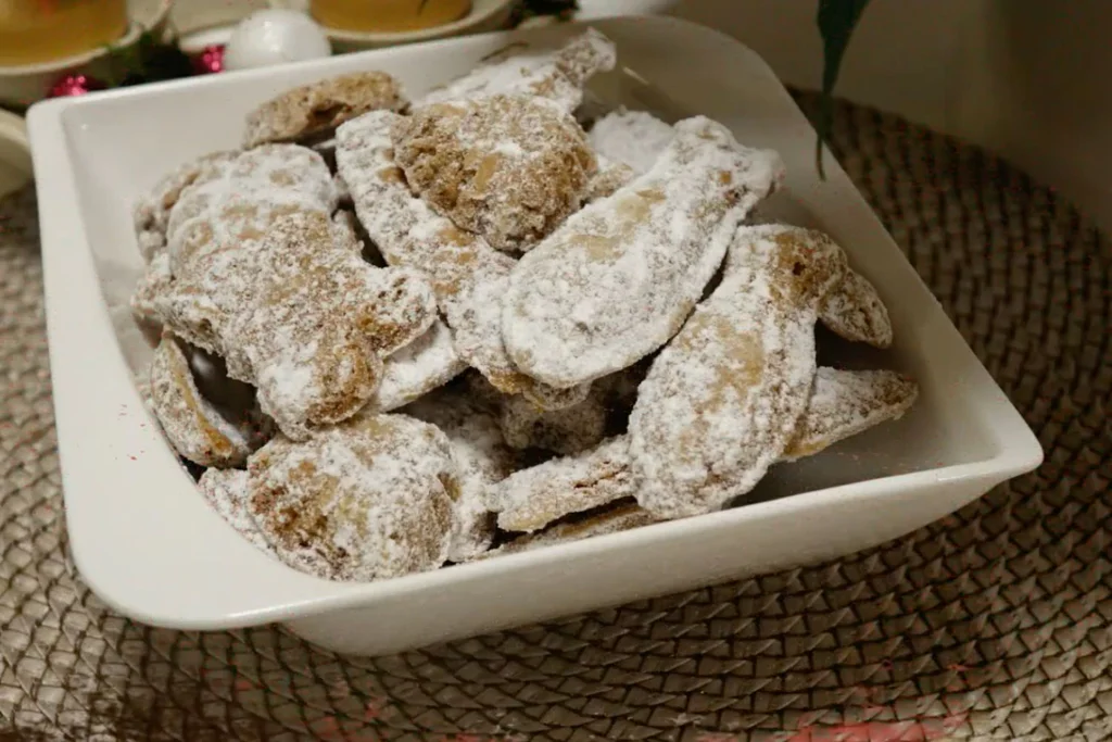 Obrázek receptu na Ořechové pracny, nebo medvědí tlapky, znáte toto retro cukroví našich babiček, které je tak staré, že se na něj pomalu zapomíná, a tak dobré , zejména když jej upečete tak 3 týdny před Vánoci?